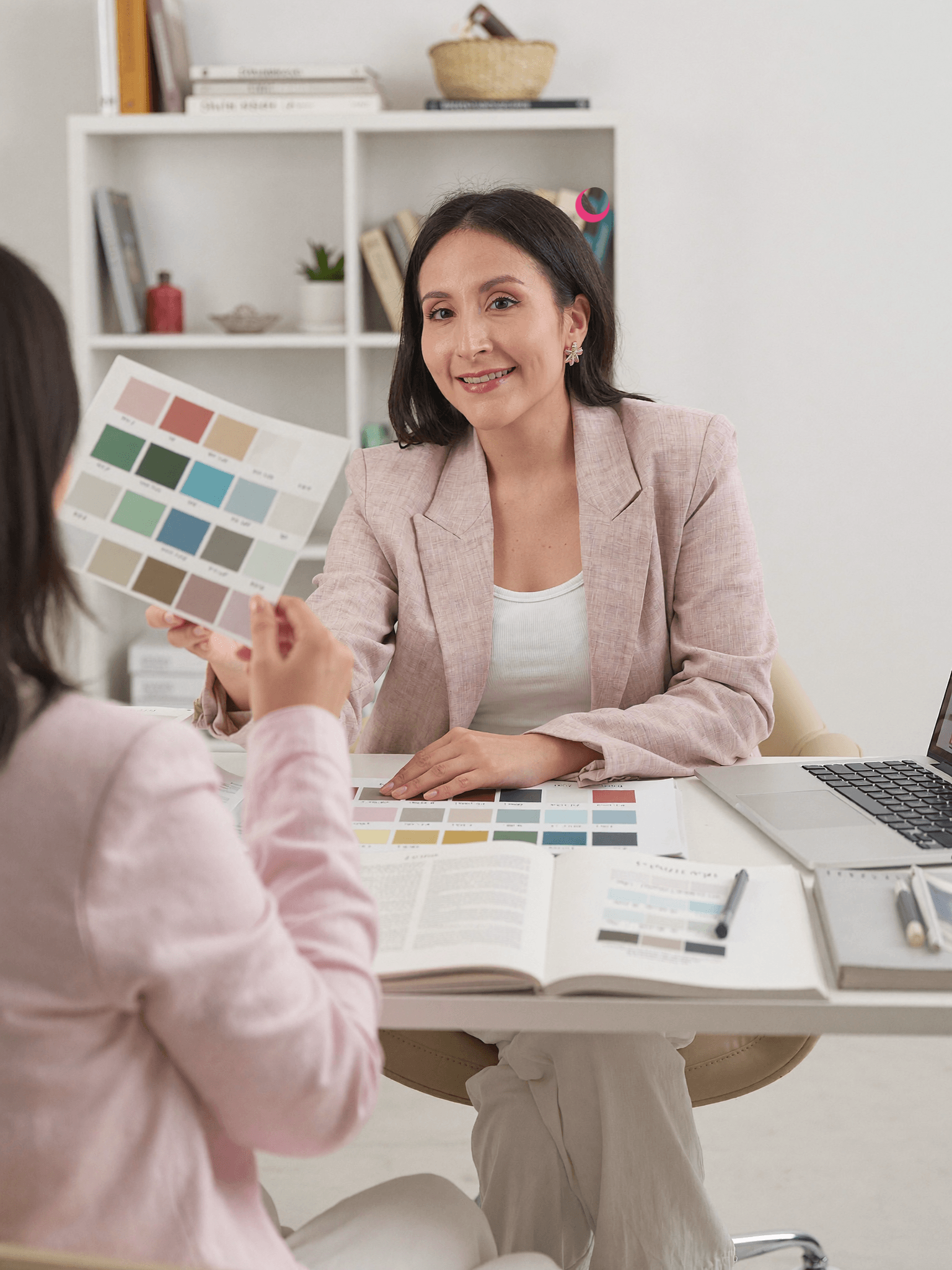 Vane mostrando una carta de colorimetria durante una asesoria